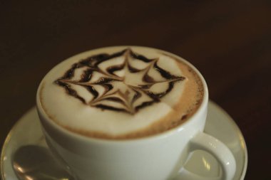 Arka planda bir fincan kahve.