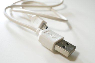 Beyaz arkaplanda usb kablosu