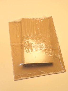 Yerde bant olan karton kutu.   