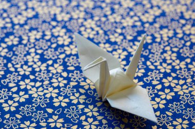 Arka planda origami kağıt vinç