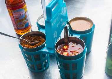 Tayland baharatları mavi tutacakta duruyor.