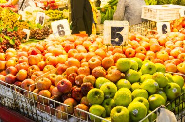 Elmalar canlı pazar standında sergileniyor