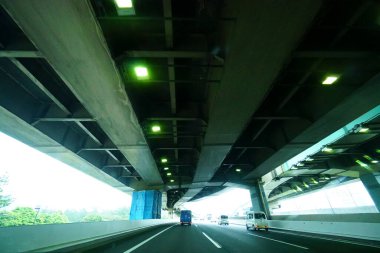 Tokyo, Japonya - Otoyolda şehir trafiği