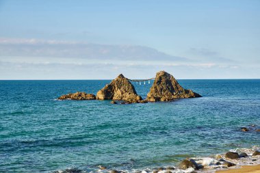 Futamiokitama Tapınağı, Meoto Iwa ya da Evli Çift Kayaları 'nın gün batımı görüntüsü, Shinto' da dini açıdan önemli görülen bir kaya oluşumu. Japonya 'da İwakura kayalarının bir alt türüdür.