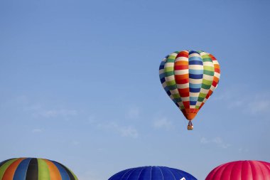 sıcak hava balonları mavi gökyüzünde  