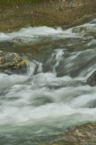 川の岩の上に水が飛び散る — ストック写真