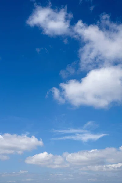 Gyönyörű Háttér Bolyhos Felhők Kék — Stock Fotó