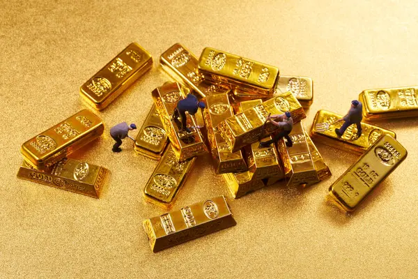 Figuras Miniatura Empresários Sobre Barras Ouro — Fotografia de Stock