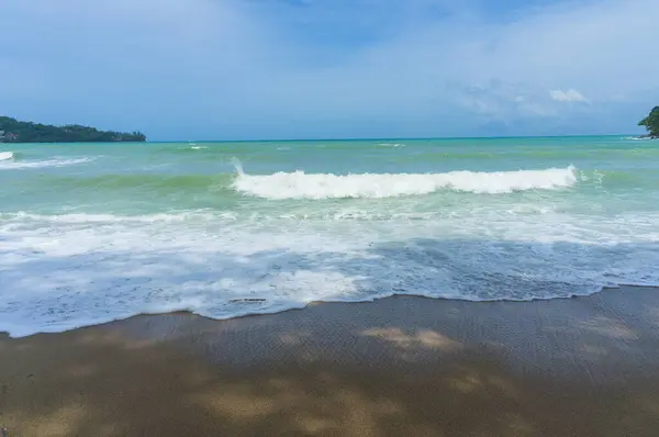 Bela Praia Tropical Com Mar Azul — Fotografia de Stock