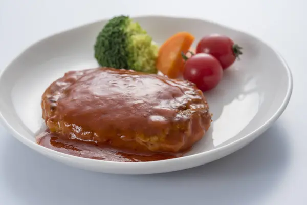 Stek Grilla Sosem Pomidorowym Warzywa — Zdjęcie stockowe