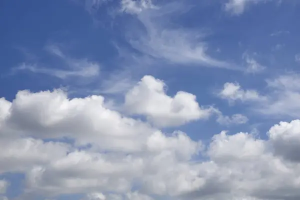 Gyönyörű Háttér Bolyhos Felhők Kék — Stock Fotó