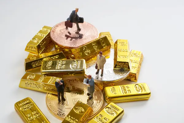 Figuras Miniatura Empresários Sobre Pilha Bitcoins Barras Ouro — Fotografia de Stock