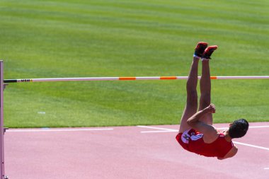 Adam kırmızı yolda zıplıyor