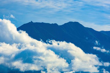 Dağların ve bulutların güzel manzarası  
