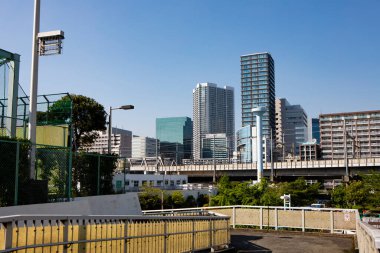 Güneşli bir günde şehrin modern mimarisi