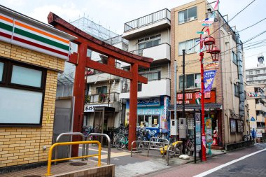 Japon şehrinin yerleşim bölgesi sokağı.