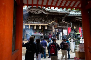 Japonya 'daki insanlarla geleneksel Japon mimarisi.