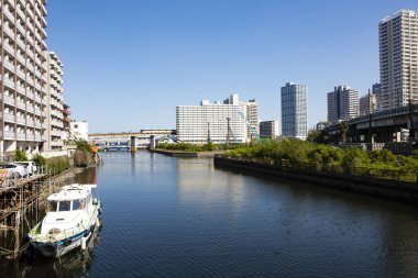 Güneşli bir günde modern şehrin mimarisi