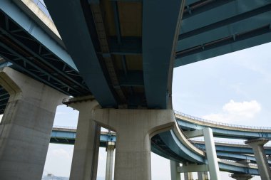 Yoğun trafiğin olduğu şehirde kavşak kavşağı. 