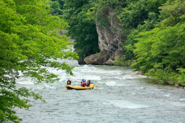 İnsanlar Japonya 'da nehir boyunca rafting yapıyorlar. 