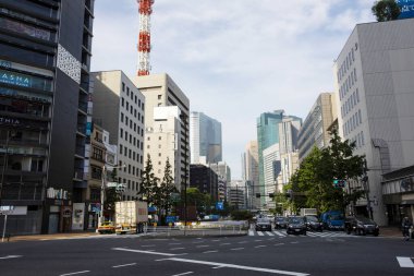 Güneşli bir günde modern şehir mimarisi