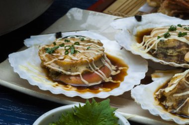 Japon mutfağı. Masada çeşitli yemekler var. Deniz mahsullü saşimi.