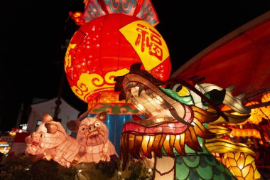 Kurt Feneri gece vakti sokakta.