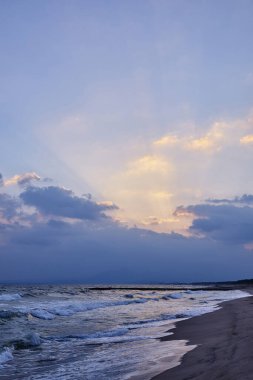 Deniz Sahil üzerinde güzel gün batımı     