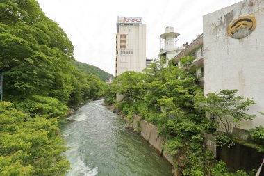 Japonya 'daki nehir dağlarda doğa arka planında.