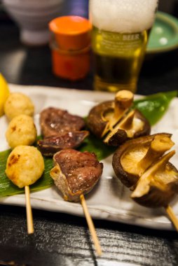 Izgara ahtapot, patates ve mantarlı şiş. Asya yemekleri 