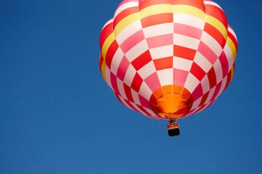 Mavi gökyüzünde parlak sıcak hava balonu  