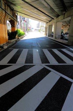 Şehirdeki asfalt yolun yakın görüntüsü