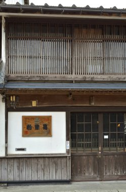 Köydeki eski geleneksel Japon mimarisi.