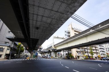 Yükseltilmiş otoyol ve binaların altındaki boş şehir caddesini göster