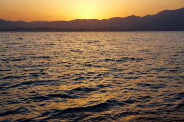 Denizin üzerinde gün batımının güzel manzarası     