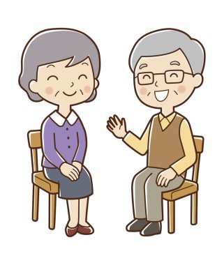 Sandalyelerde yan yana oturan gülümseyen yaşlı çift.