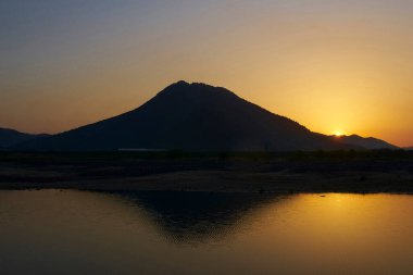 Gölün üzerinde güzel bir gün batımı