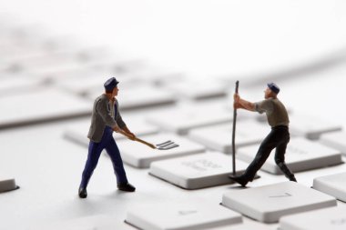 PC klavyesiyle çalışan minyatür insanlar figürleri 