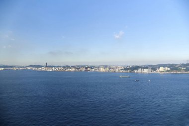 Deniz kıyısının havadan görünüşü ve dağlara yakın bir şehir..