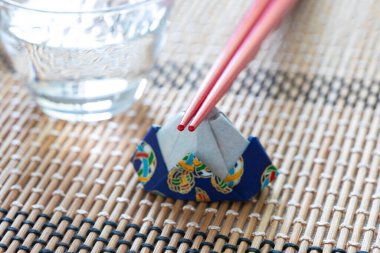 Renkli seramik tutacağında duran kırmızı çubuklar.