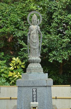 Japon şehir parkındaki antika heykel, gündüz görüşü. 