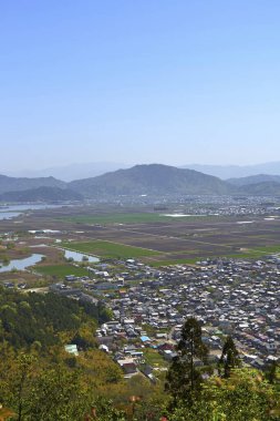 Dağların, kırsal alanların ve vadideki köyün güzel manzarası