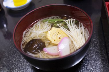 Çeşitli malzemelerle bir kase ramen.