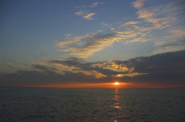 Denizin üzerinde güzel bir gün batımı. doğa bileşimi