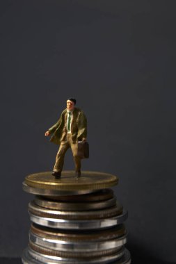 Madeni paralar ve minyatür insanlar, finansal konsept