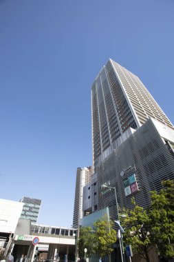 Güneşli bir günde modern şehir mimarisi. Mavi gökdelenlere karşı şehrin manzarası