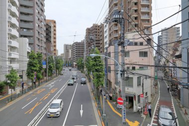 Eski Japon şehrinde gündüz trafiği