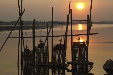 Akşamları nehir. Güzel gün batımı manzarası