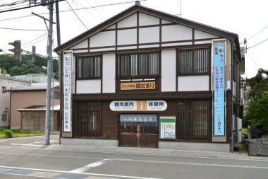 Geleneksel Japon ahşap binasını gösteriyor.