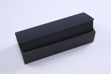 beyaz arkaplanda ince siyah hediye kutusu